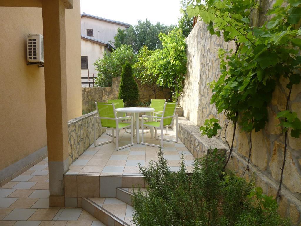 Apartments Villa Rosmarin Omišalj Quarto foto
