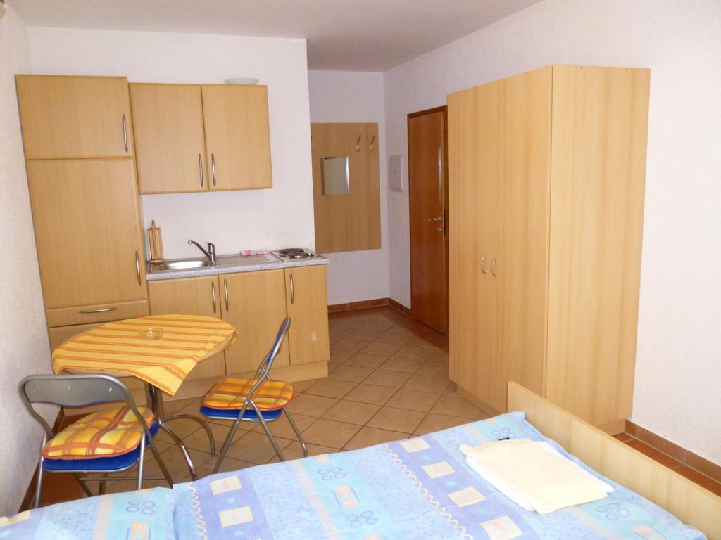 Apartments Villa Rosmarin Omišalj Quarto foto