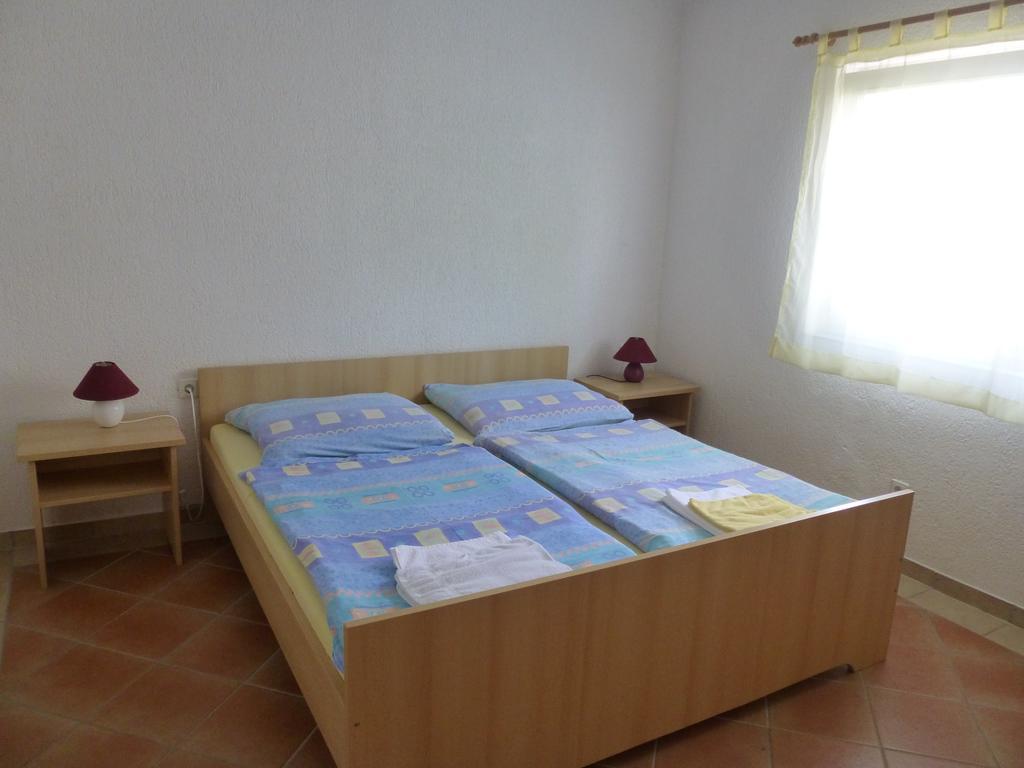 Apartments Villa Rosmarin Omišalj Quarto foto