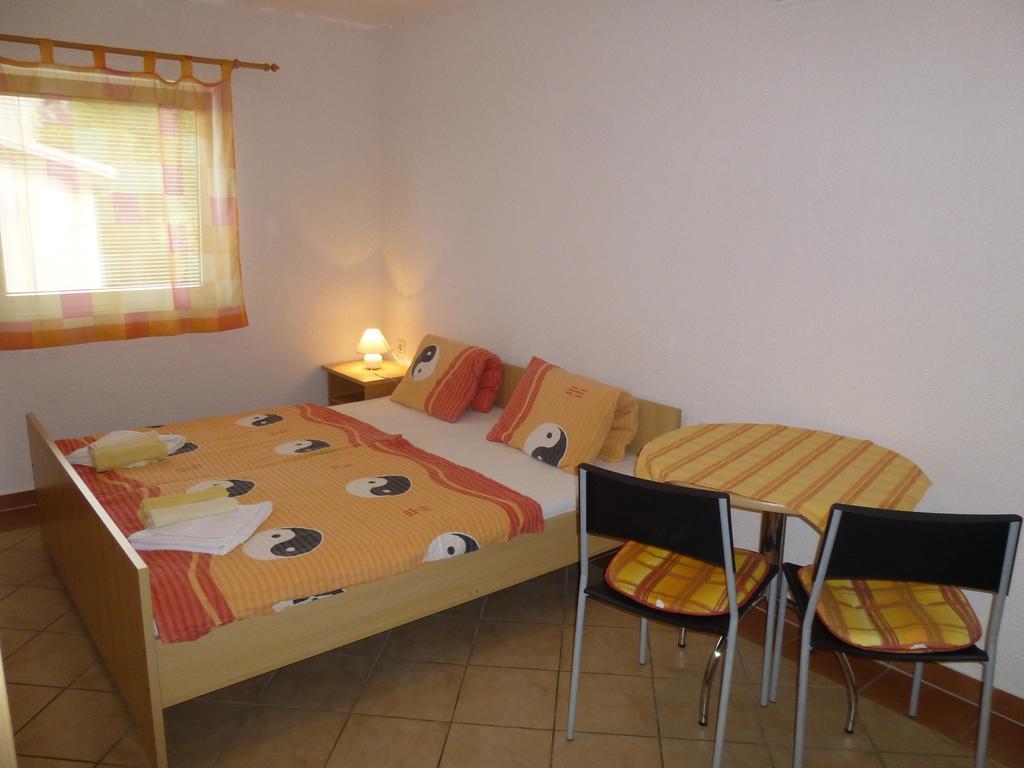 Apartments Villa Rosmarin Omišalj Quarto foto